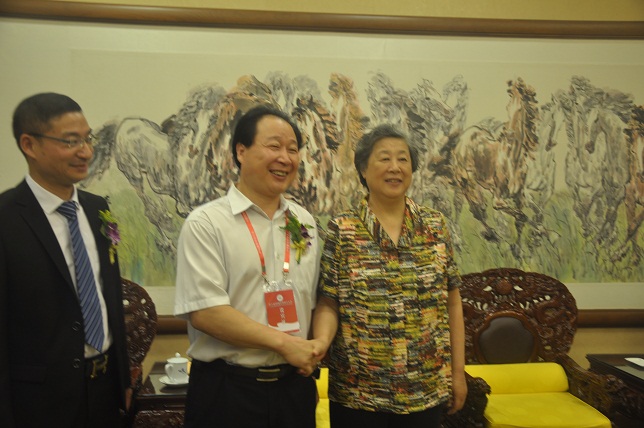 十一届全国政协副主席张榕明同志与胡兆荣所长在大会上