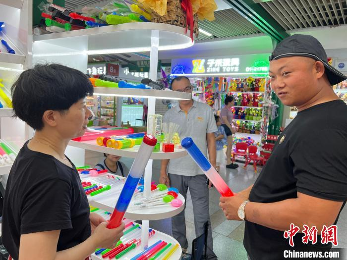 金茂英(左)给客户介绍产品。　龚书弘 摄
