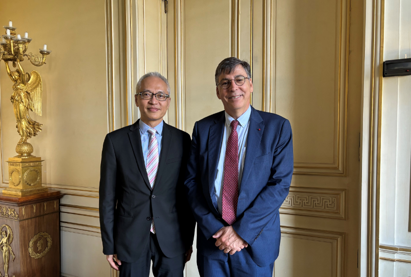 Mr Howard Lee (left), Deputy Chief Executive of the Hong Kong Monetary Authority, meets Mr Denis Beau (right), First Deputy Governor of the Banque de France, in Paris to exchange views and discuss cross-border collaboration opportunities.