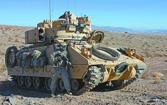 美军士兵在“布雷德利”步兵战车旁进行演练。（美国陆军网站）
