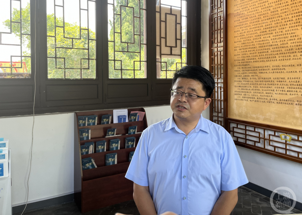 ▲双井村党支部书记姜伟介绍双井村。摄影/上游新闻记者 萧鹏