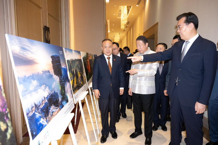 贵州省长李炳军（右一）向泰方介绍贵州旅游资源。泰国中华总商会供图