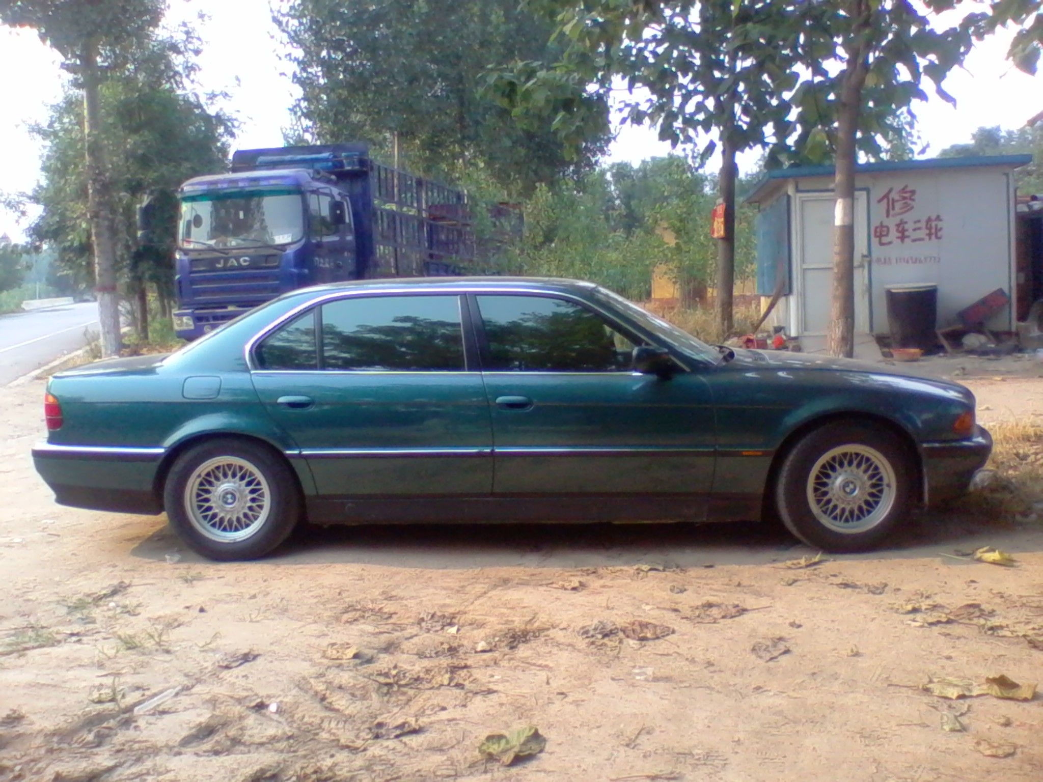 宝马740油箱有副邮箱吗(宝马740油箱多少?)