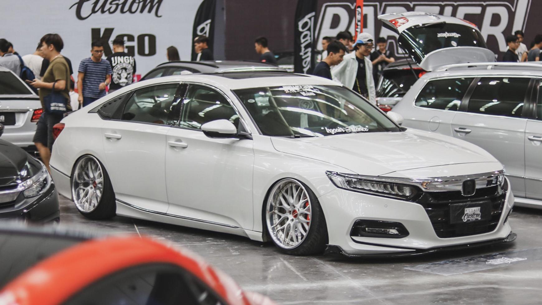 10代雅阁邮箱怎么开启(雅阁加油盖开哪个按钮？)