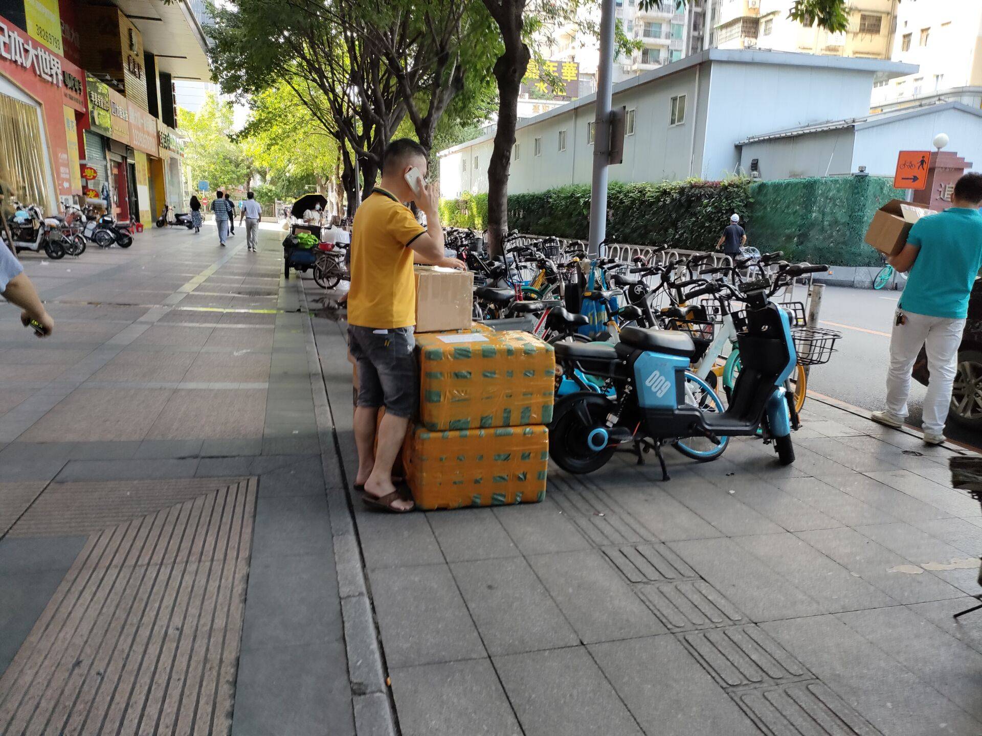 摆地摊卖域名好吗(干什么挣钱快又不违法？)