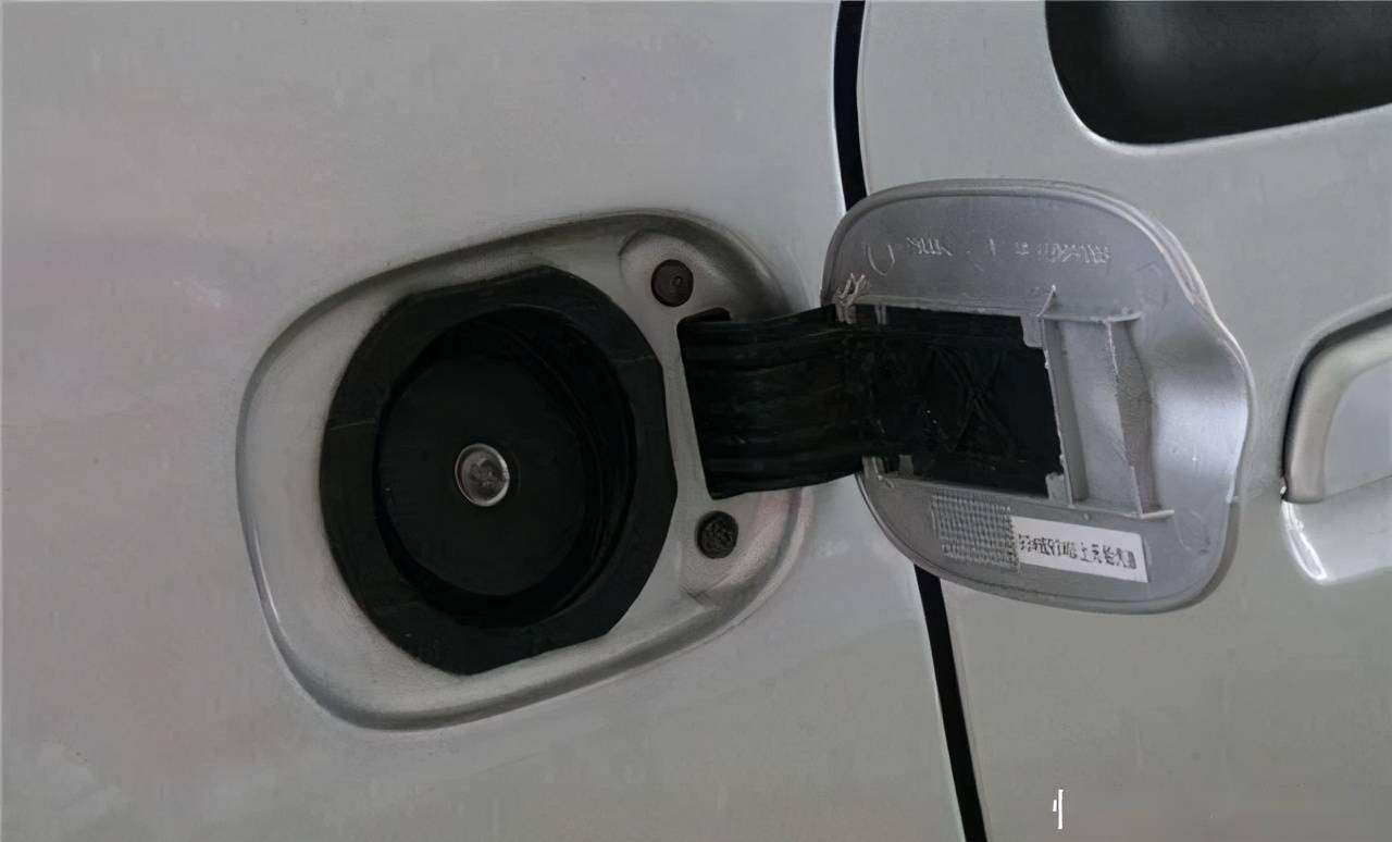 邮箱盖打开能点火吗(摩托车打不着火把油箱盖打开在盖上才能打着火？)