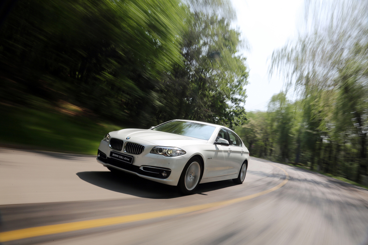 宝马528邮箱怎么打开(宝马528油表没反应？)