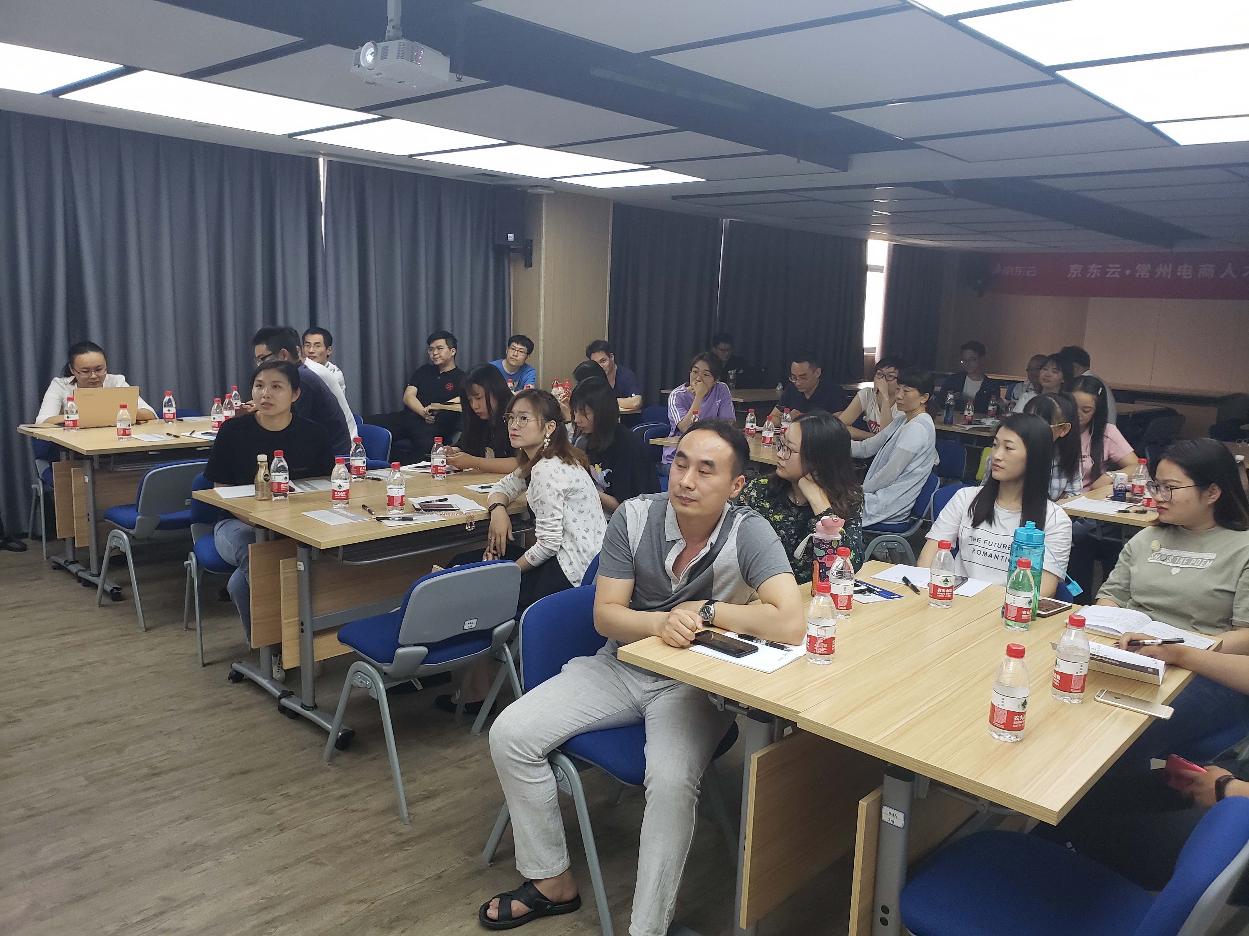 电子商务能当大学老师吗(电子商务专业可以考教师资格证吗？)