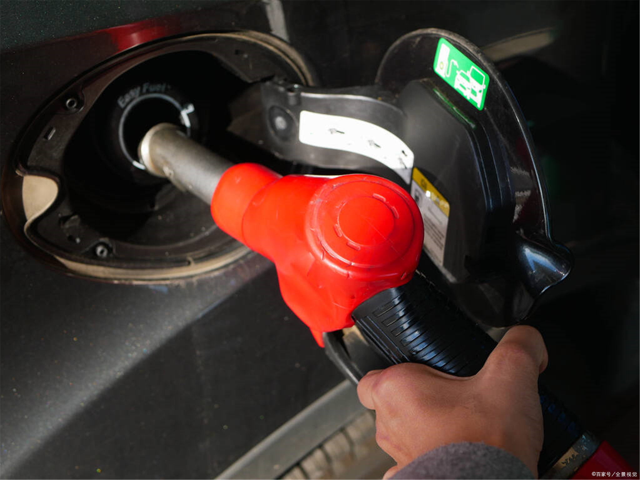 车子邮箱加满会怎么样(长期停车油箱油多还是没油合适?)