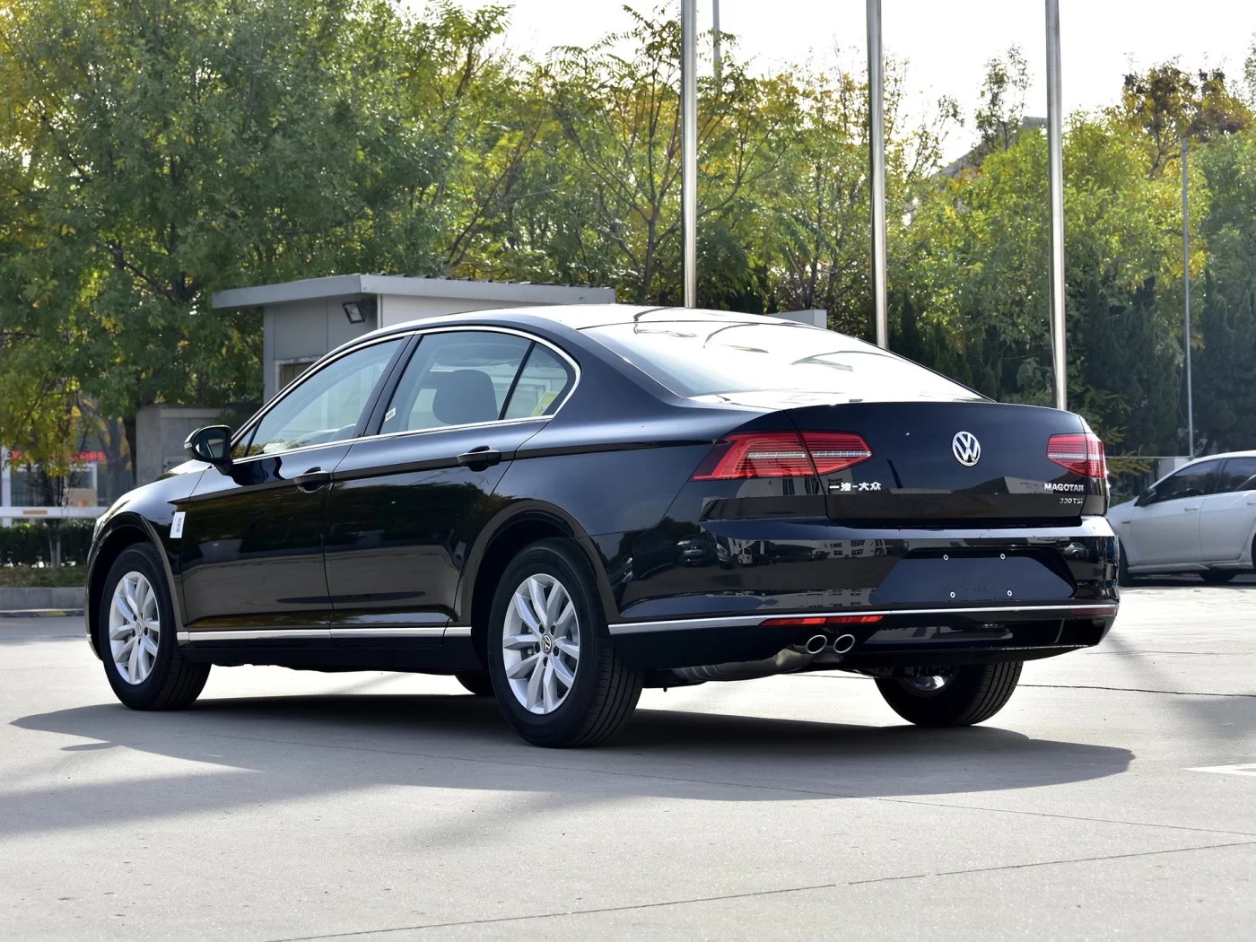 大众迈腾邮箱盖怎么开(迈腾330领先油箱开关位置？)