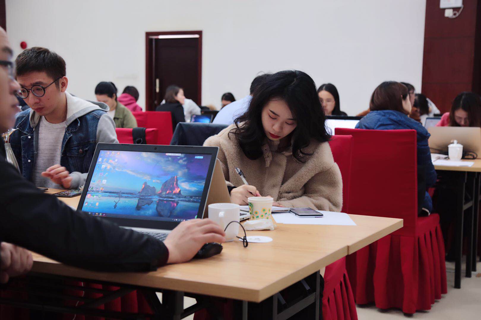 电子商务可以当大学老师吗(电子商务专业可以考教师资格证吗？)