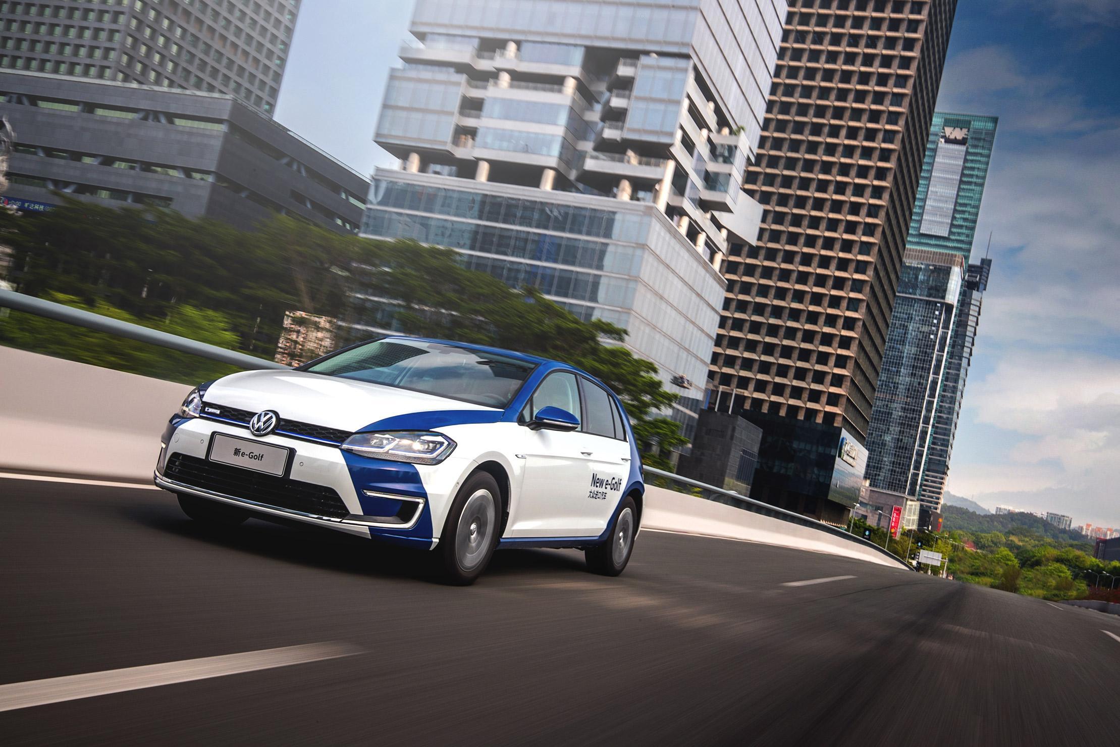 高尔夫汽车邮箱盖怎么打开(12年高尔夫油箱盖怎么打开？)