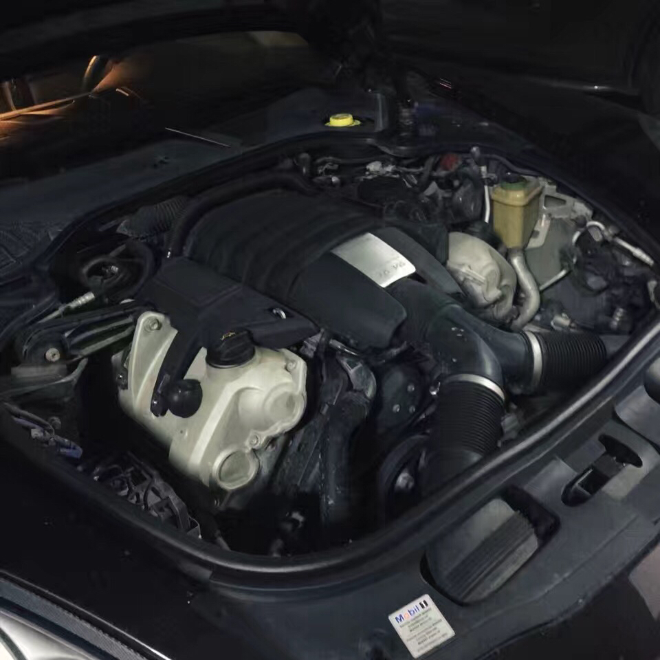 卡罗拉的邮箱盖子怎么打开(丰田卡罗拉油箱盖怎么开？)