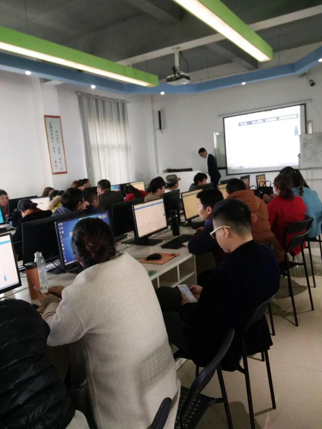 电子商务培训服务怎么收费(微商店铺怎么开通需要多少学费?)