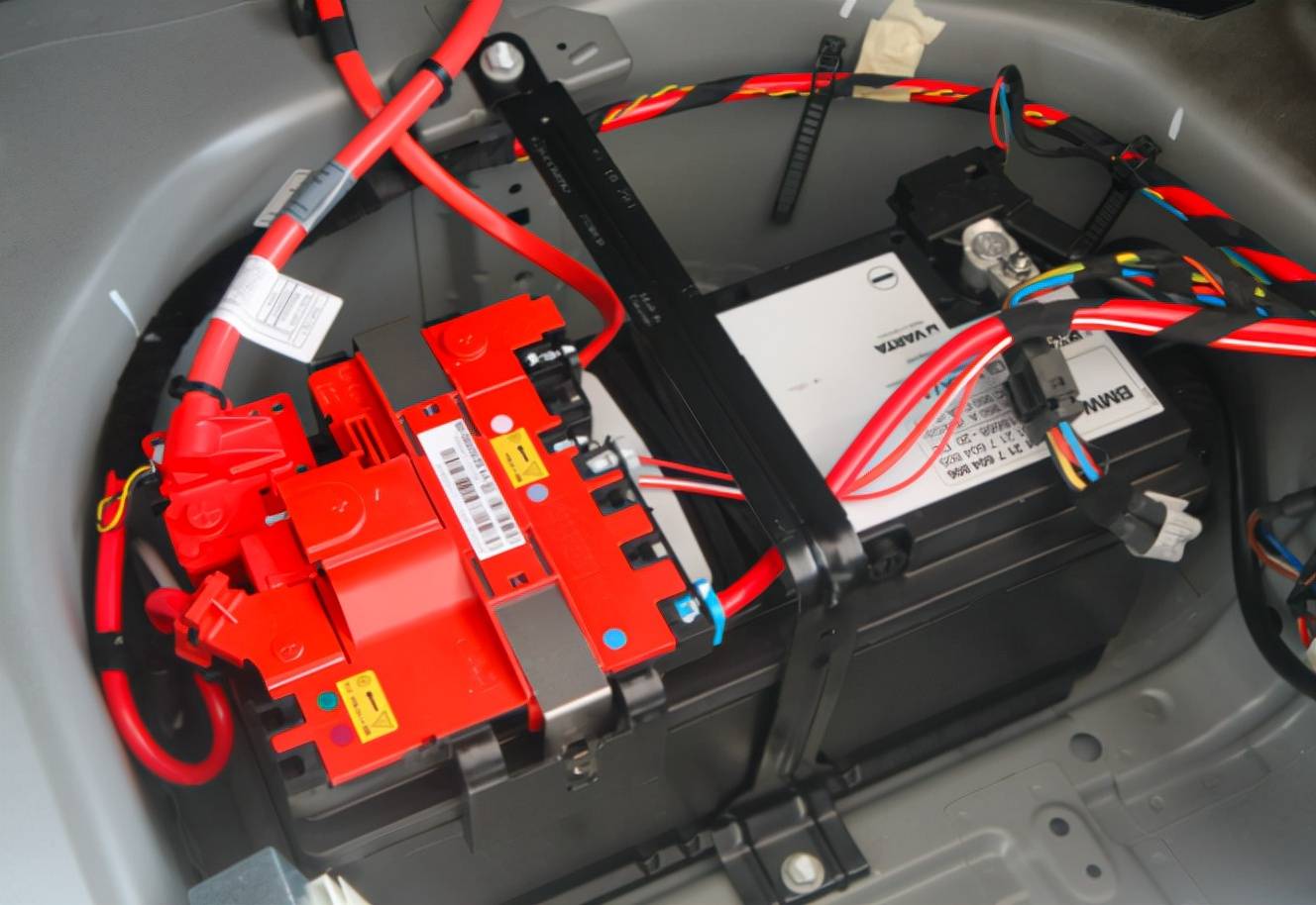 汽车电瓶数据都是怎样恢复(汽车电瓶欠压怎么恢复正确方法？)