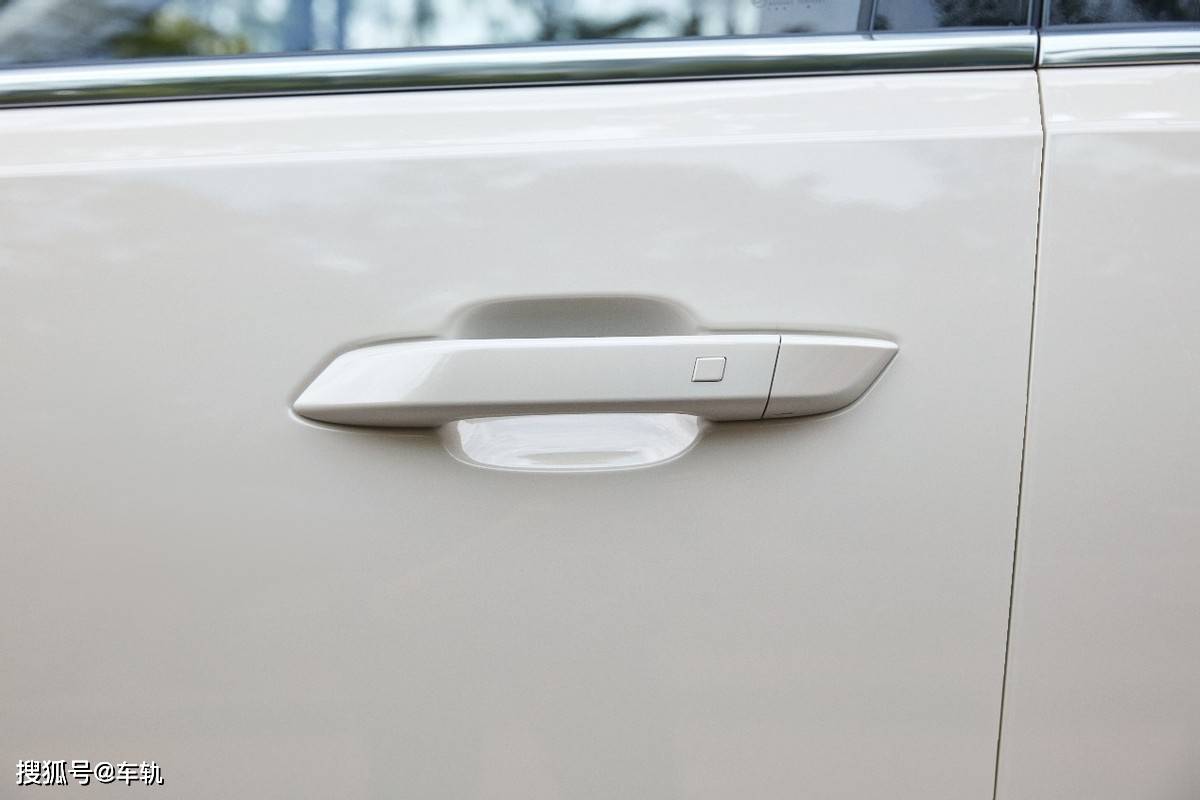 五菱邮箱盖子怎么锁(五菱荣光小卡油箱盖怎么锁?)