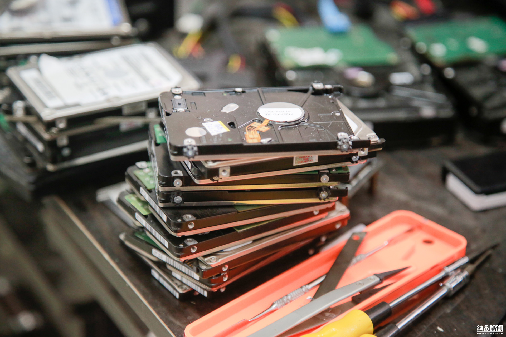 硬盘可以打开数据恢复吗(我把硬盘拆开了,里面的数据还能读出来么?)