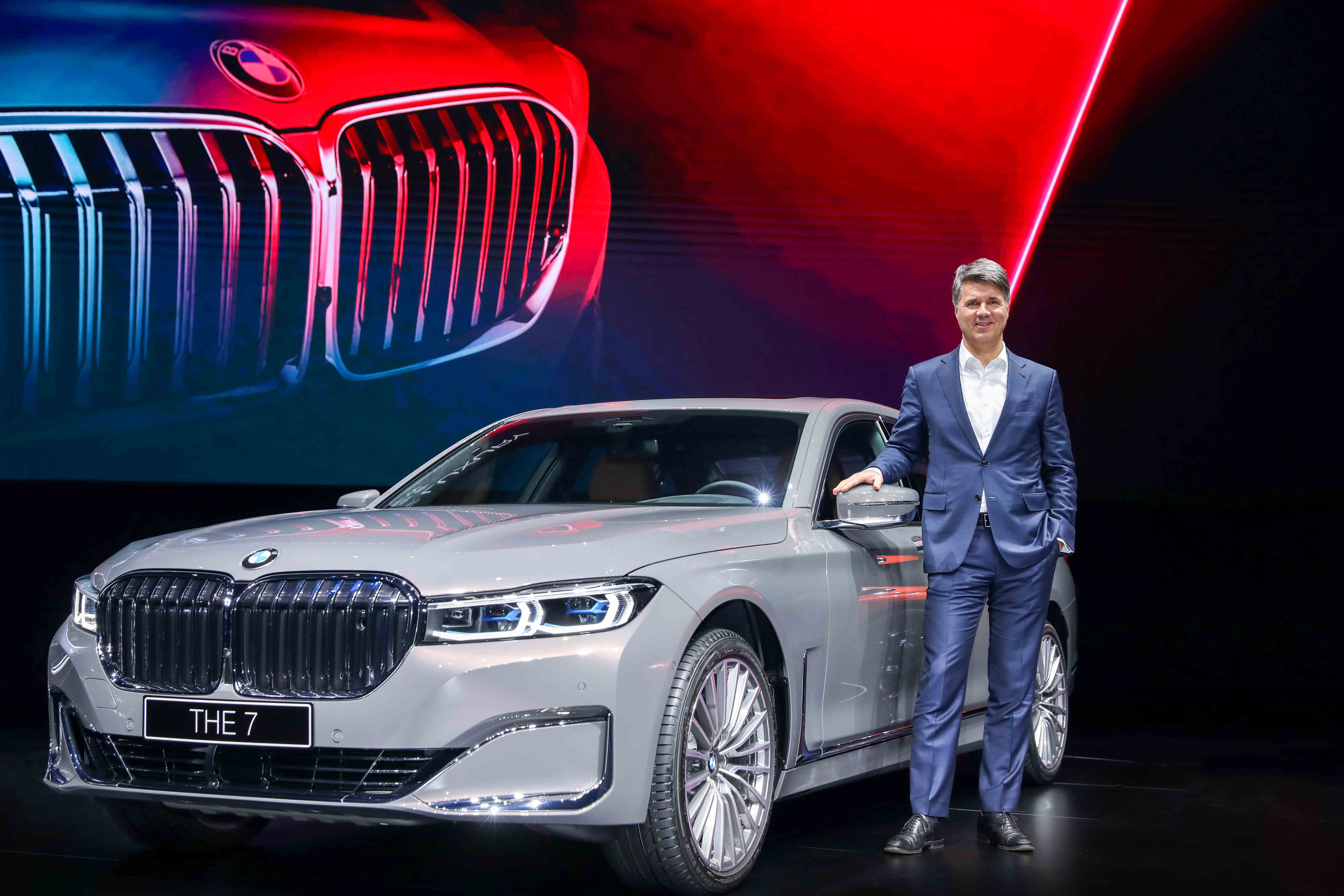 老款宝马怎么打开邮箱后盖(13款宝马x5油箱底座怎么拆?)