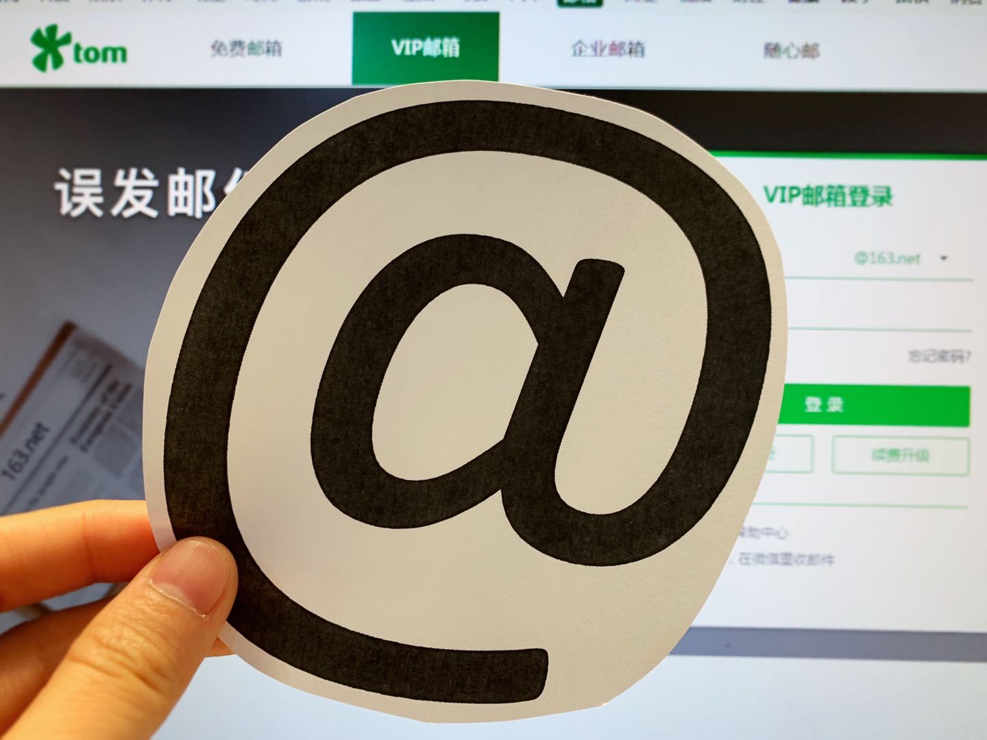 如何写邮箱发给别人(如何发送邮箱给别人？)