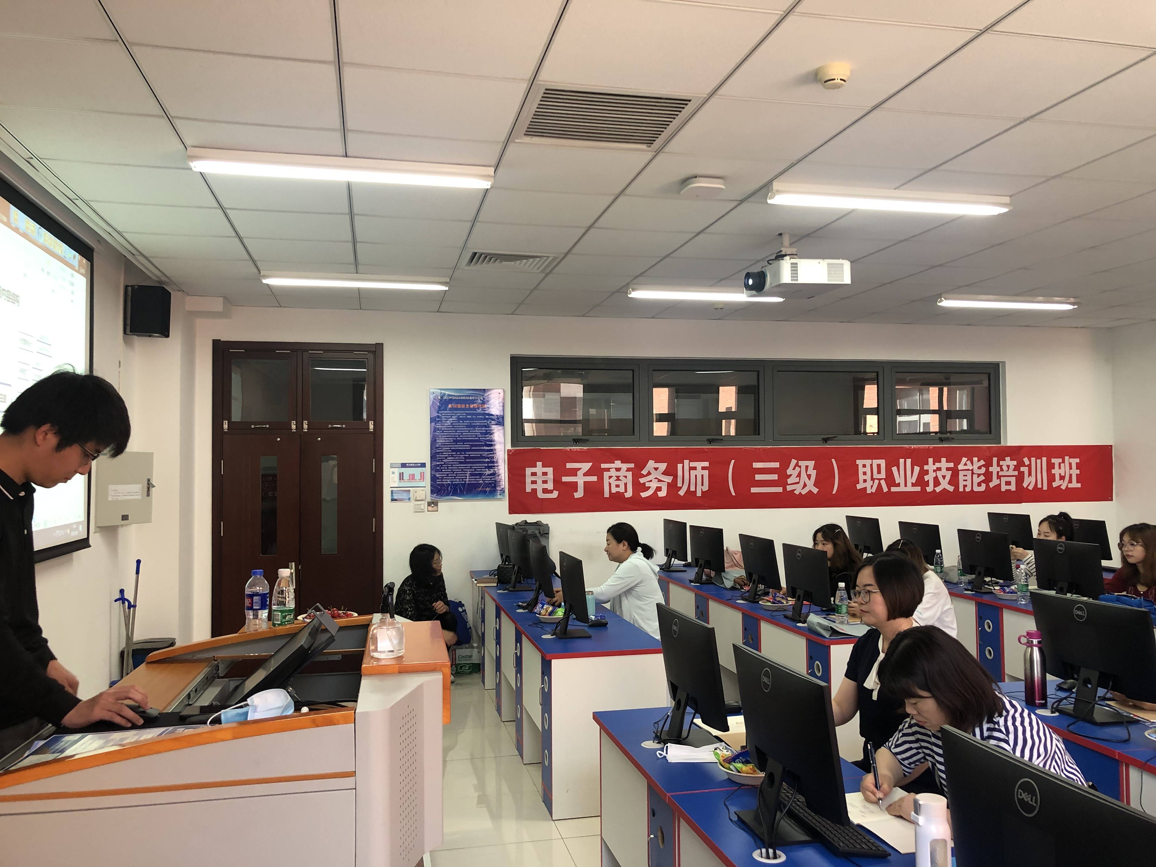 高级电子商务师什么级别(请问由国家劳动和社会保障部颁发的电子商务师相当于什么级别的职称?)