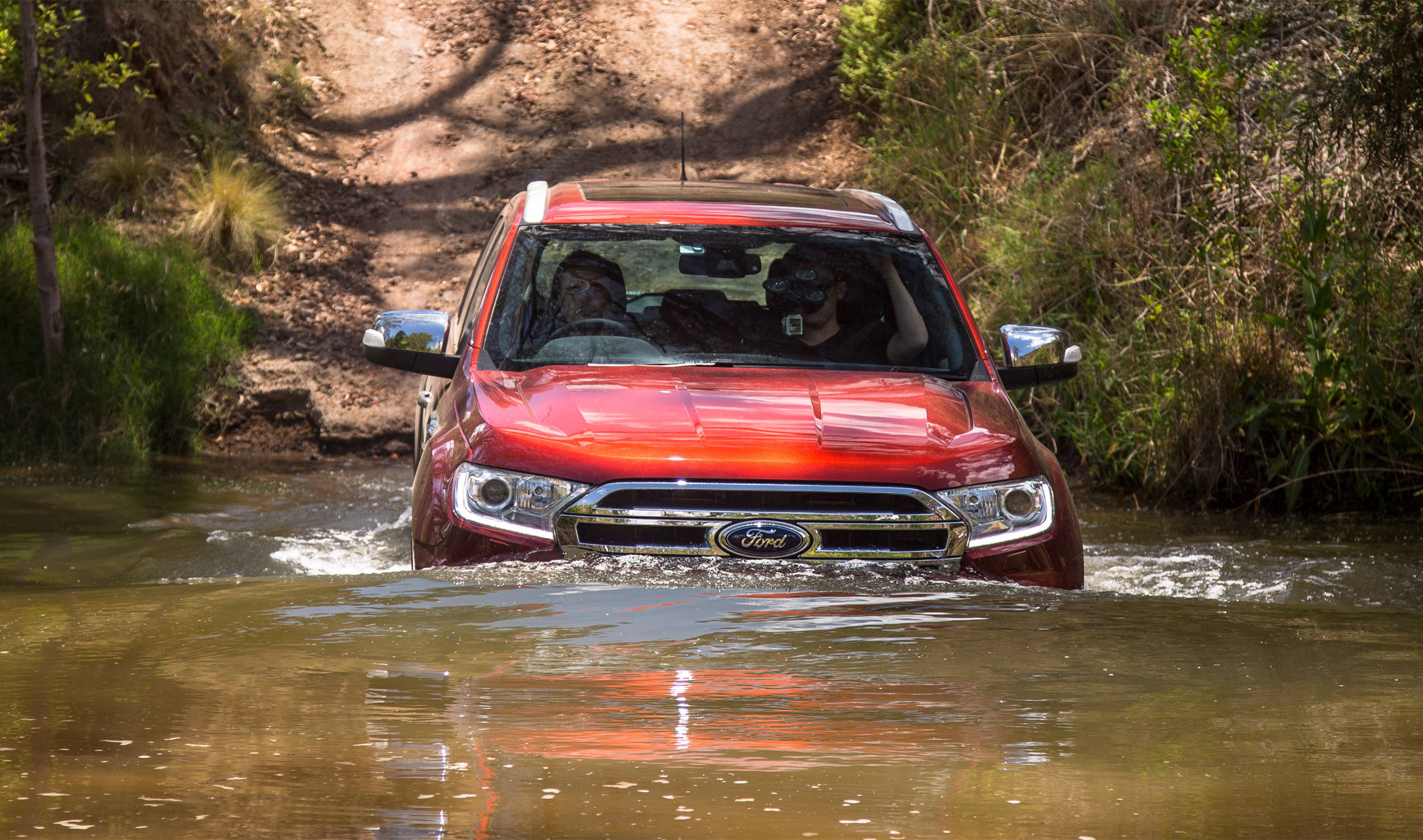 撼路者邮箱有两个吗(撼路者加副油箱合法吗？)
