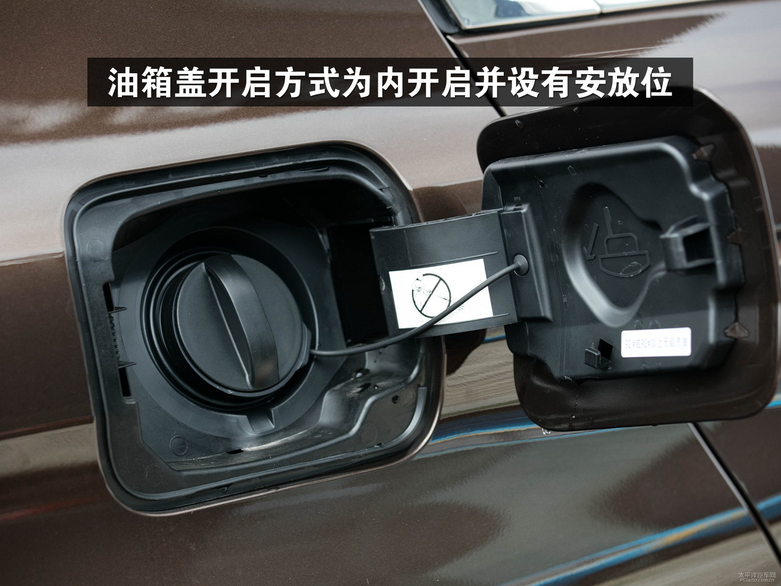 标志408邮箱盖怎样打开(2011款东风标致408油箱怎么打开？)