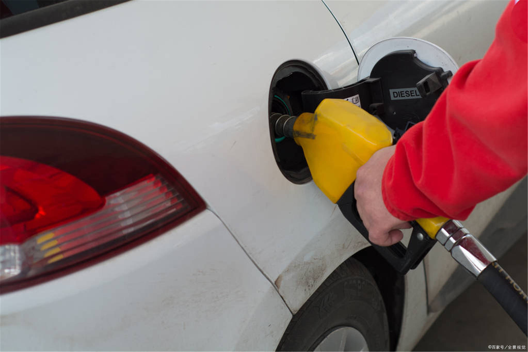 汽车邮箱加满有影响吗(经常开到油箱亮灯对车子有影响吗?)