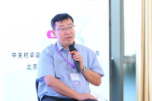 穿着衬衫的男人

AI 生成的内容可能不正确。