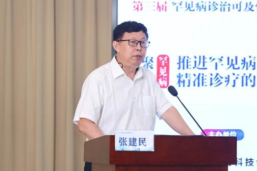 男人站在桌子边

AI 生成的内容可能不正确。
