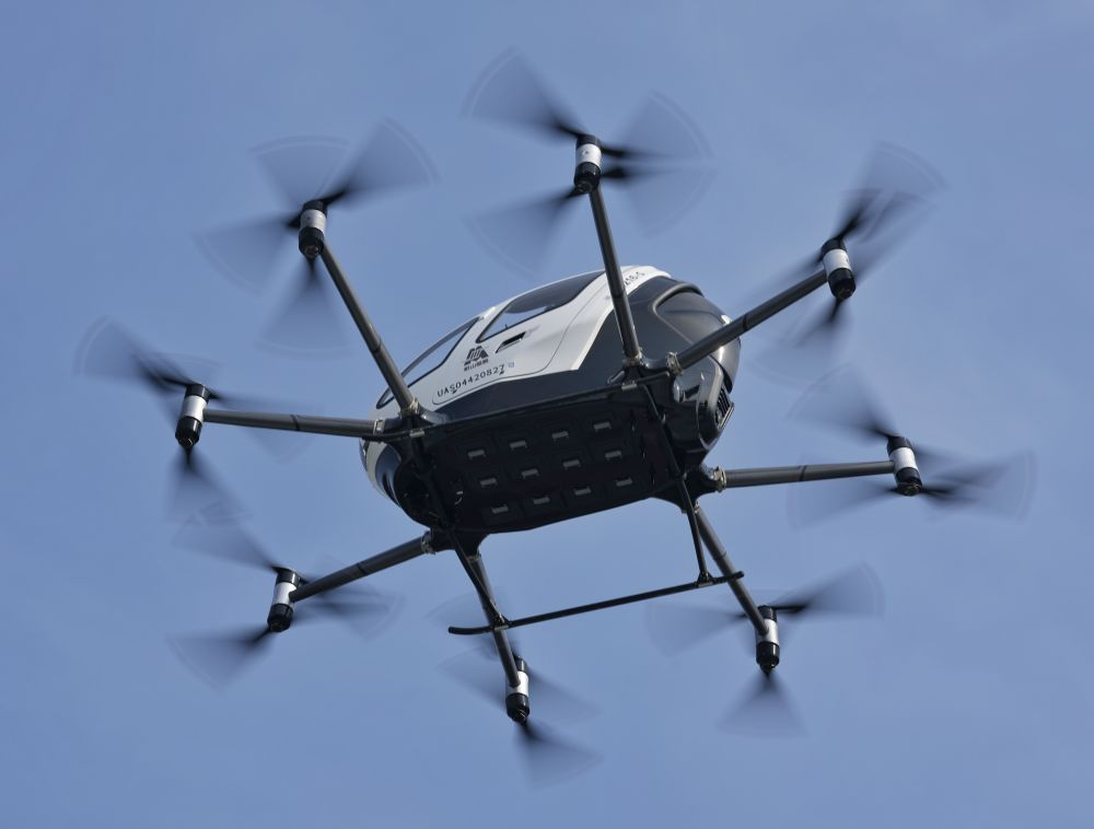 2月13日，成都市主城区首次进行eVTOL载人验证飞行。 新华社记者刘坤 摄