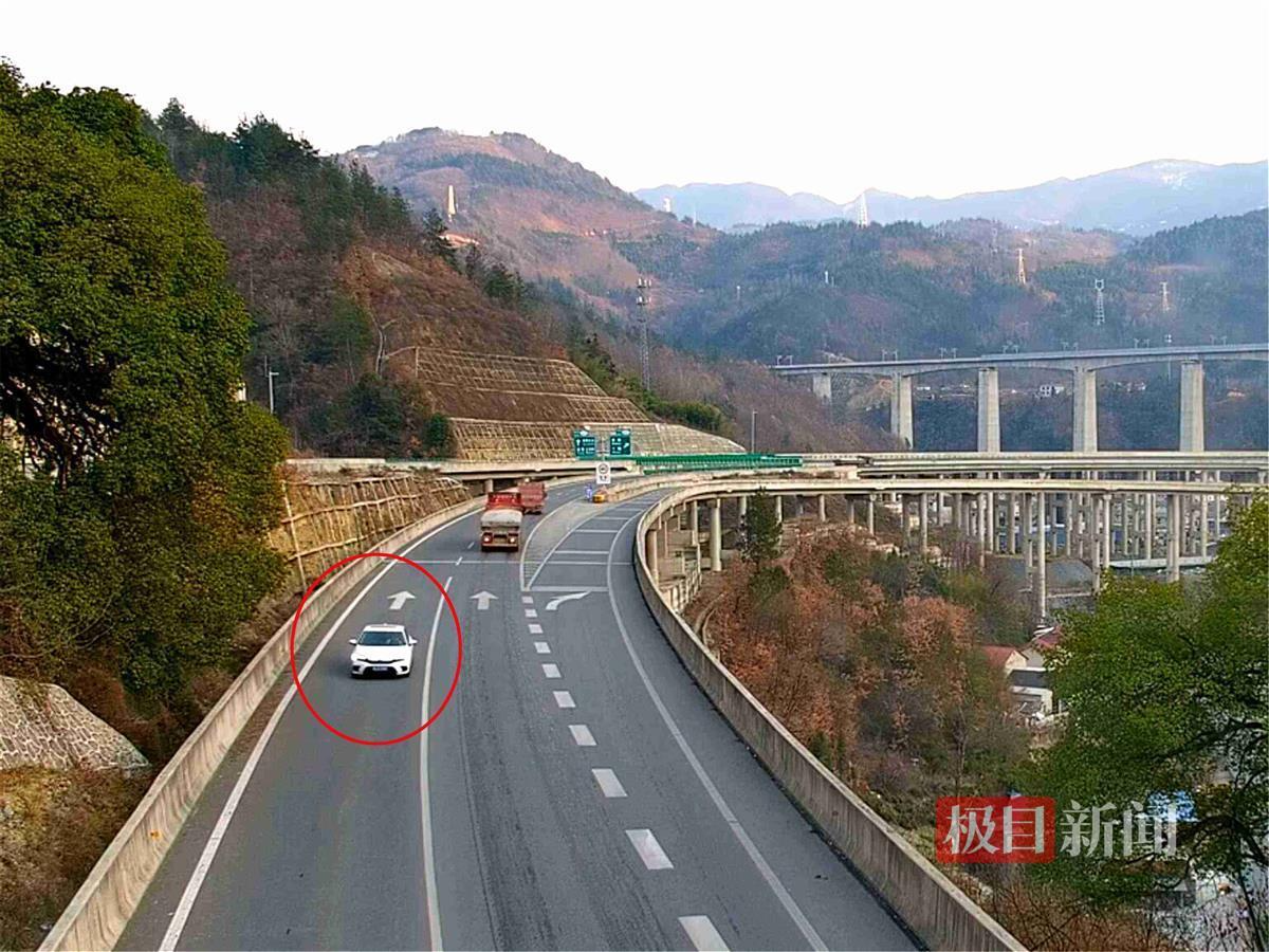 图1：白色轿车逆行在高速公路上.jpg