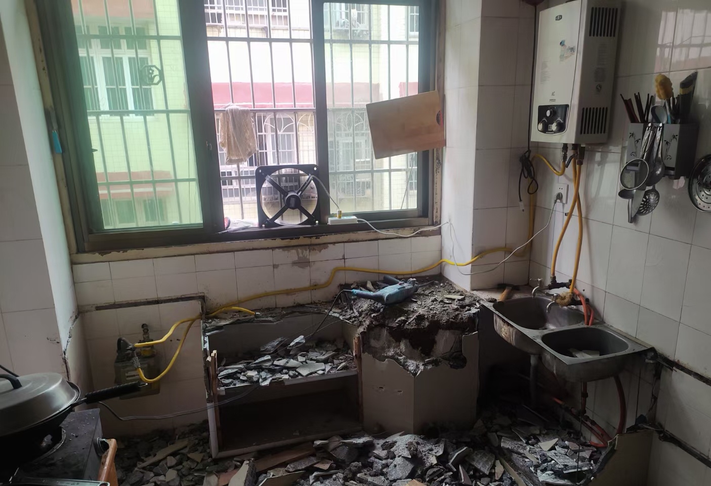 梅雨季节客户厨房改造前案例图（发霉），黑斑，霉变