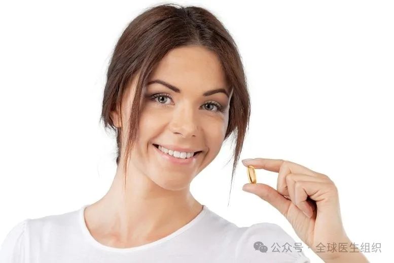 微笑的女人拿着 Omega-3 维生素补充剂胶囊