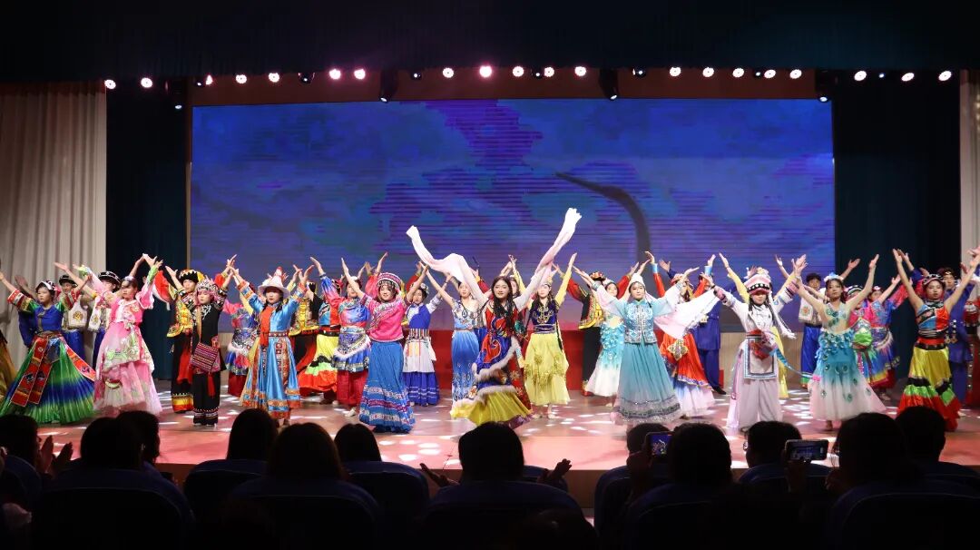 18艺术节闭幕式图.jpg