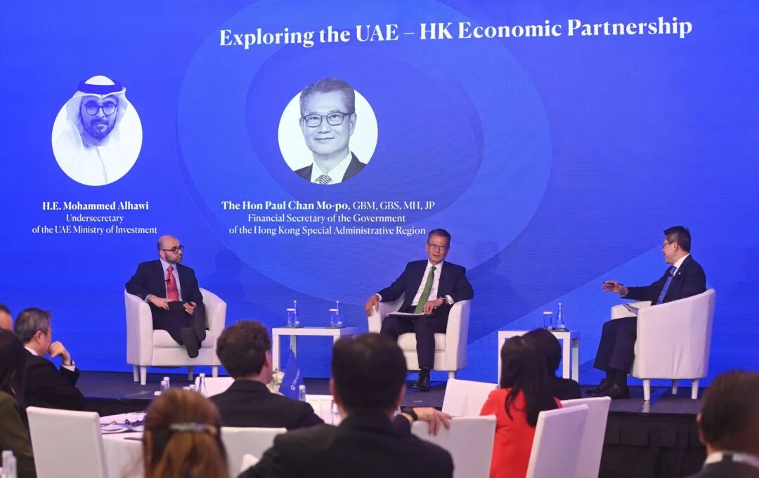 財政司司長陳茂波（中）及阿聯酋投資部副部長Mohammad Alhawi（左）於Investopia論壇進行高端對話