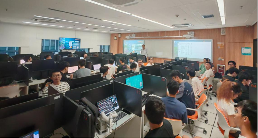 图1 余浩教授讲解课程内容.png