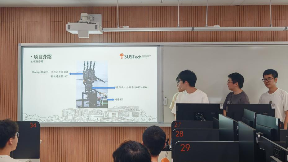 图5 《大模型机械手手语》项目展示现场.png