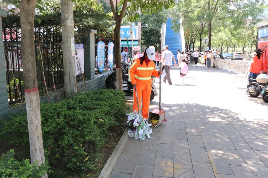 一小扫地.JPG