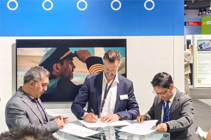 飞沃科技董事长张友君(右)、Heggemann CEO Christian(中)、Aziz(左)现场签约.jpg