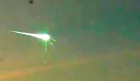 网爆行车记录仪拍摄UFO击穿俄罗斯陨石